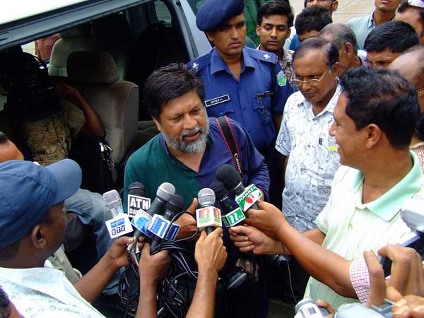media-at-kurigram-court-shwopon-kurigram-bangladesh-17-june-2009