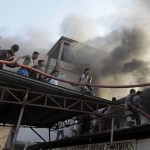 Local residents help firefighters battle the deadly factory blaze at Smart Exports, Mohammadpur, Dhaka, January 26, 2013 ©AP