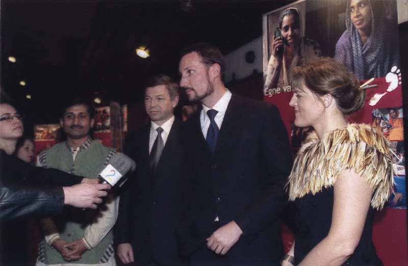 FK participant Rezaur Rahman, (in green top). On his right the Norwegian prime minister, the crown prince and the minister of development, at exhibition designed by Reza for the 50th anniversary of NORAD.