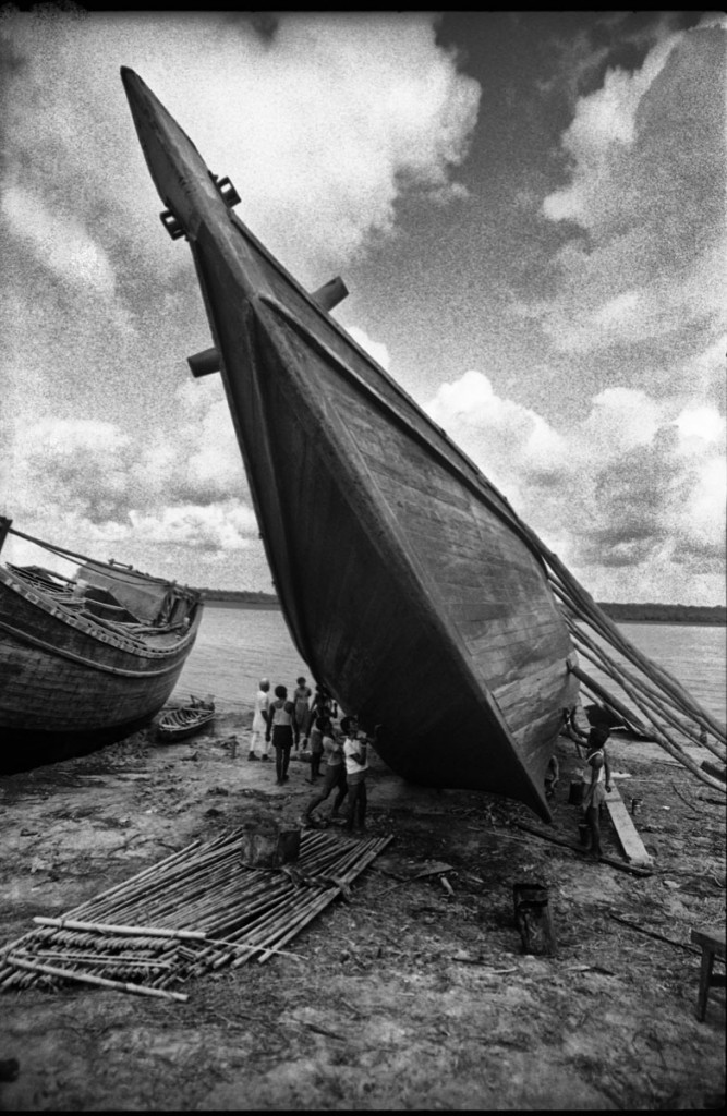 Fishermen in Swondeep rebuilding their boat after the devastating cyclone of 1991.? Shahidul Alam/Drik/Majority World