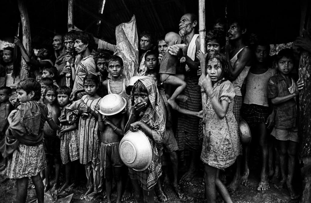 People who haven't eaten for three days wait for relief wheat in Goforgaon, Mymensingh ? Shahidul Alam/Drik/Majority World
