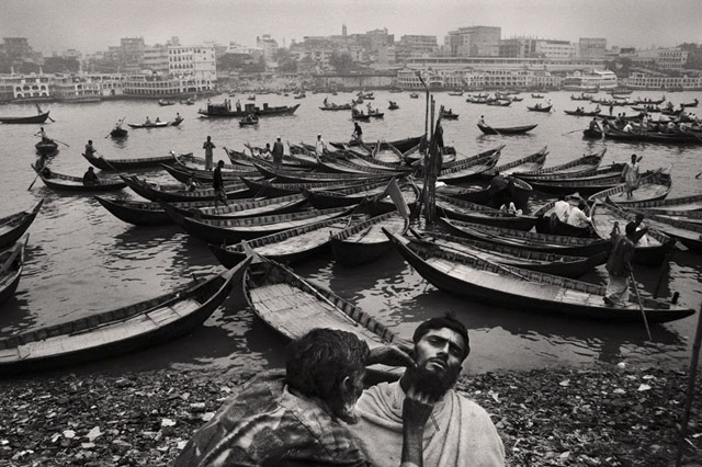 Open salon at the riverbank, Buriganga, 2005.