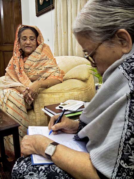 Mahasweta Devi with Prime Minister Sheikh Hasina at the PM's residence. Photo: Shahidul Alam/Drik/Majority World